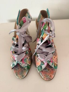 L'Artiste Bubbly Grey Open Toe Embellished Sandal - Size 7.5. NEW WITH BOX